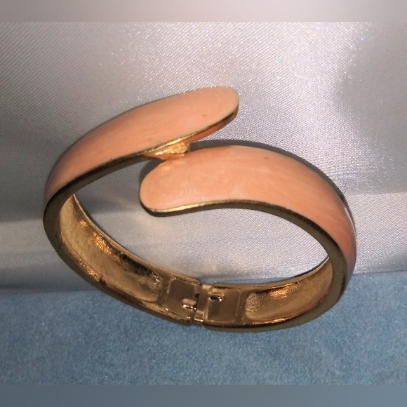 Vintage "Trifari" Gold Toned & Pink Enamel Hinged Bangle Clamper Cuff Bracelet - Picture 3 of 5